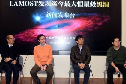 Otros de los investigadores que contribuyeron con la publicación científica responden preguntas en la presentación del hallazgo en el Observatorio Astronómico Chino