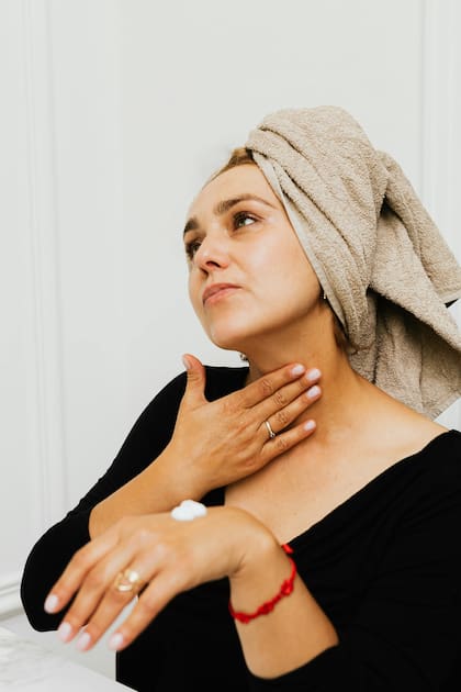 Otros factores como la falta de hidratación, el estrés, el tabaquismo y una dieta deficiente también pueden afectar negativamente la salud cutánea