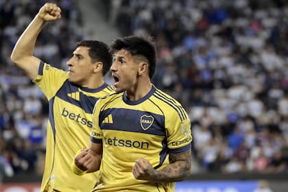 Otros tiempos: Adam Bareiro celebra su gol en Chile, en el triunfo 2-1 sobre Católica. Después de ese arranque, Boca perdió terreno y hoy llega comprometido a la última fecha.