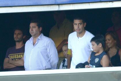 Otros tiempos: Angelici y Riquelme, actual vicepresidente, en un palco de la Bombonera