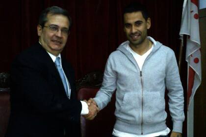 Otros tiempos: Cantero y Leguizamón cuando el futbolista firmó su contrato