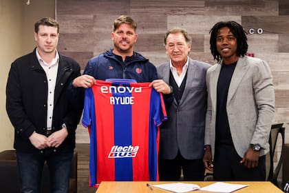 Otros tiempos: Damián Ayude cuando asumió como DT, junto a Julio Lopardo (vicepresidente), Martín Cigna (secretario) y Carlos Sánchez (director de fútbol): hoy todo es incertidumbre