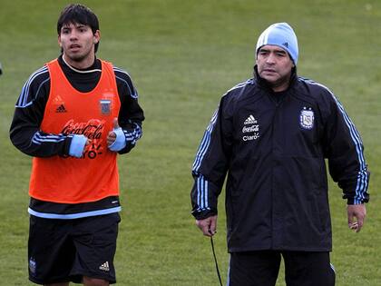 Otros tiempos: Diego y el Kun en el entrenamiento de la selección