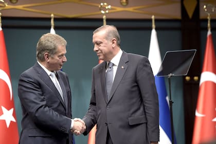 Otros tiempos. El presidente finlandés Sauli Niinisto (izquierda) se saluda con el presidente turco Recep Tayyip Erdogan durante una conferencia de prensa conjunta en Ankara (Archivo)