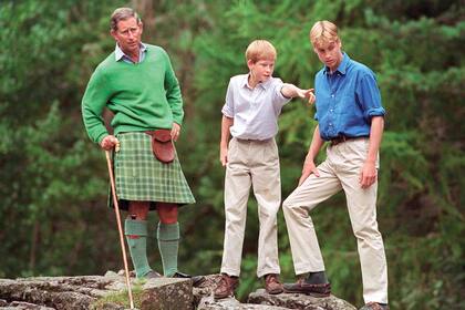 Otros tiempos: el príncipe Carlos con sus hijos Guillermo y Harry en la finca de Balmoral