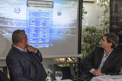 Otros tiempos: en agosto de 2017, Chiqui Tapia y Mariano Elizondo lanzaban la Superliga
