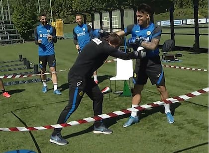Otros tiempos: en un simulacro de pelea pública, Lautaro Martínez y Antonio Conte crearon una parodia tras una discusión en un partido contra Roma