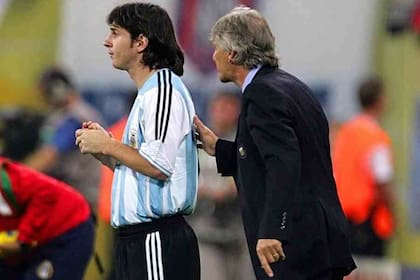 Otros tiempos: entra Messi a la cancha en 2006, con el respaldo de Pekerman