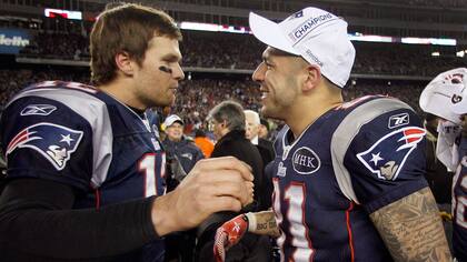 Otros tiempos: Hernández con Brady, jugando para New England Patriots