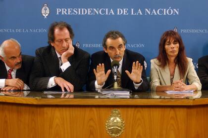 Otros tiempos. Jorge Brito junto a Guillermo Moreno, al presentar un plan para inquilinos en 2006