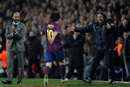 Otros tiempos: Messi grita un gol y abraza a Milito; al lado, Guardiola como DT