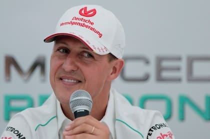 Otros tiempos: Michael Schumacher anuncia su retiro de la Fórmula One durante una rueda de prensa en el Gran Premio de Japón, el 4 de octubre de 2012, en Suzuka. (AP Foto/Itsuo Inouye)