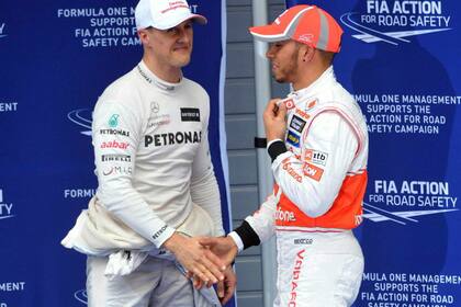 Otros tiempos: Michael Schumacher y Lewis Hamilton se saludan en el GP de Interlagos 2012