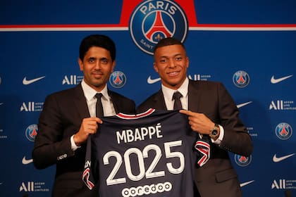 Otros tiempos: Nasser Al-Khelaifi, presidente de PSG, y Kyilian Mbappé, tras anunciar en 2022 su renovación 