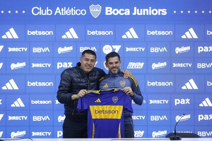 Otros tiempos: Riquelme y Gago sonrientes en la presentación del DT.