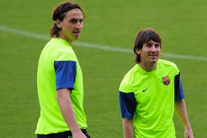 Otros tiempos: Zlatan sonriente junto a Messi, durante un entrenamiento de Barcelona