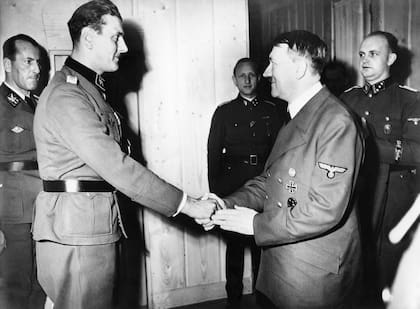 Otto Skorzeny recibido y condecorado por Adolf Hitler en septiembre de 1943 (Getty Images)