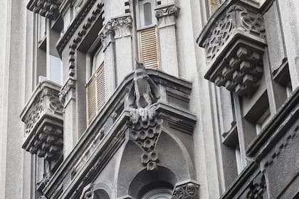 Otto Wulff. Detalle de un pingüino en la fachada del edificio situado en Belgrano 601, esquina Perú