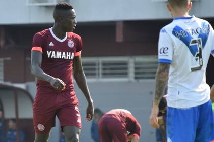 Ousamane Ndong, frente a Vélez; el zaguero de 20 años se desempeña en Lanús y quiere lo mejor para su familia en Senegal