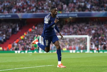 Ousmane Dembélé del Paris Saint Germain celebra después de anotar el primer gol durante el partido de ida de las semifinales de la Liga de Campeones entre el Arsenal y el Paris Saint-Germain en el Emirates Stadium en Londres, Inglaterra, el martes 29 de abril de 2025. (Adam Davy/PA vía AP)