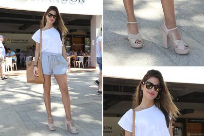 Outfit bien veraniego el de Agustina Casanova. La modelo y periodista optó por una blusa básica y un short anudado a la cintura con sandalias nude
