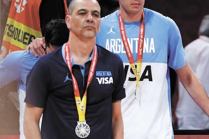 Oveja fue subcampeón mundial en China; a los 56 años, cree que le quedan unos diez como entrenador y sigue anhelando una experiencia en Europa; de llegar una buena oferta, el bahiense no dirigiría a la Argentina en los próximos Juegos Olímpicos.