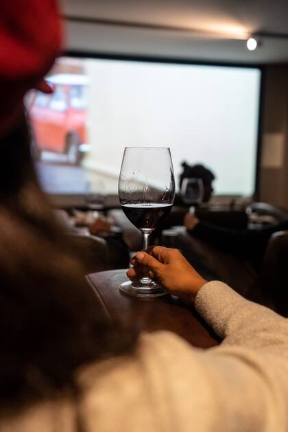 Overo cuenta con su propia sala de cine disponible para sus socios. La misma tiene un proyector 4k, sonido Dolby Atmos 7.1, pantalla 150´´, sillones amables de cuero individuales y una mesa que acompaña para apoyar la copa de vino y la de agua