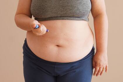 Overweight,Woman,Applying,Diabetes,Medicine,Injection,Into,Her,Stomach