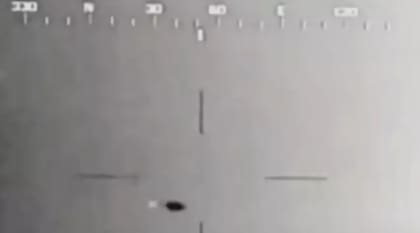 OVNI captado en la costa de California por Personal del USS Jackson, del Centro de Información de Combate (Foto: Captura YouTube Jeremy Corbell)