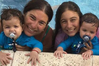 Pía con sus tres hijos.
