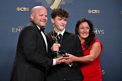 Owen Cooper, de Adolescencia, junto a sus padres con el premio que lo convirtió en el intérprete más joven en ganar la categoría de mejor actor de reparto en una miniserie