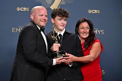 Owen Cooper, el protagonista de Adolescencia, junto a sus padres con el premio en sus manos. Su triunfo representó uno de los momentos más emotivos y espontáneos de la ceremonia