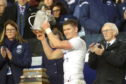 El inglés Owen Farrell exhibe la Copa que ganaron los ingleses en el duelo anual con los escoceses