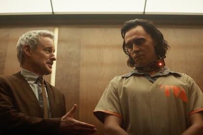 Owen Wilson como Mobius M. Mobius, el titular de la Autoridad de Variación del Tiempo, junto al Tom Hiddleston de Loki, al que el burócrata le hace una oferta que el Dios del Engaño no podrá rechazar