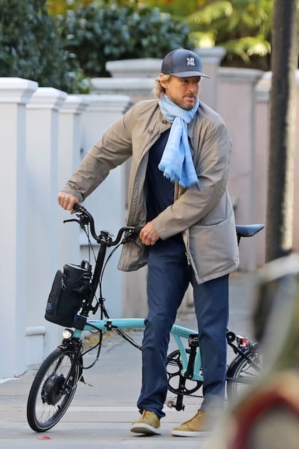 Owen Wilson paseando en bicicleta por el oeste de Londres