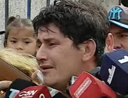 Oyarzún habló en la puerta de su casa: Tengo miedo por mí y por mi familia