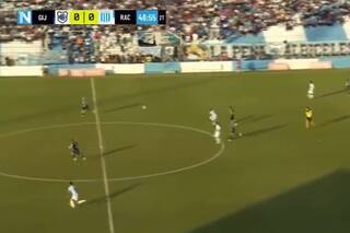 El golazo de Racing de Córdoba desde mitad de cancha y los dos antecedentes casi calcados