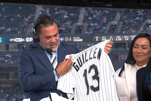 El venezolano Ozzie Guillén rompió en llanto en vivo al saber que los White Sox retirarán su número