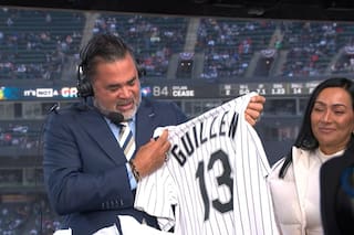 El venezolano Ozzie Guillén rompió en llanto en vivo al saber que los White Sox retirarán su número