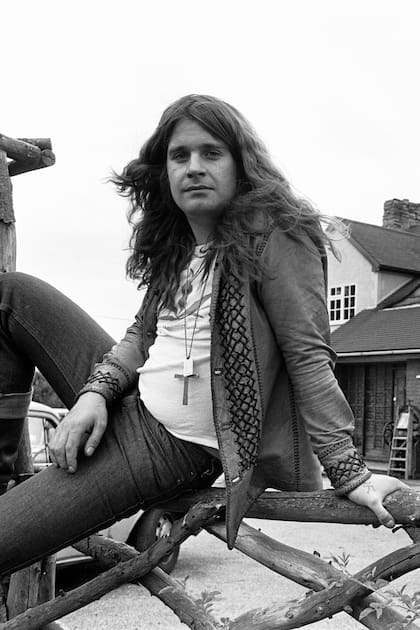 Ozzy Osbourne en el jardín de su hogar, en agosto de 1978
