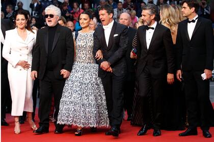 Almodóvar y sus actores en la alfombra roja de Cannes