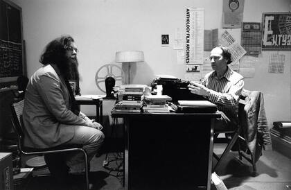 P. Adams Sitney y Mekas, dos de los creadores del Anthology Film Archives, en una oficina de la institución destianda a la preservación, el estudio y la exhibición de películas