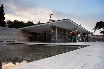 Pabellón de Alemania Van der Rohe diseñó el Pabellón Alemán junto a Lilly Reich, en 1929, para la Exposición de Barcelona. Su propósito: ser símbolo del carácter progresista y democrático de la República de Weimar.