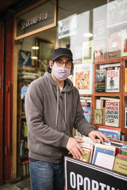 Pablo (35). Librería: Guantes de Mimbre y Luz, Palermo. ¿Qué es lo que más te gusta del oficio? “Nos gusta salir a buscar libros para comprar, recorrer bibliotecas y pensar a qué cliente le puede interesar, hacer esas conexiones”.