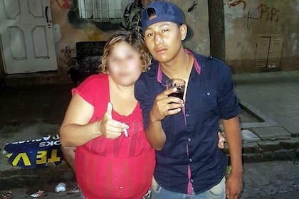 Según su madre, Pablo pasaba mucho tiempo en la calle y consumía drogas y alcohol;