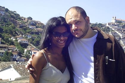 Pablo Dreyfus, junto a su esposa brasileña, que también falleció en el accidente