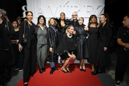 Pablo acompañado por Alexia Toumikian, Andrea Bonelli, Carola Reyna, Flor de la V, Inés Estevez, Anamá Ferreira, Regina Kuligovsky y Angie Landaburu (abajo).