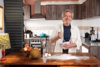 Pablo Alarcón es un apasionado de la cocina. Hoy, además de participar en el ciclo "Pasaplatos" de Carina Zampini, lleva adelante su proyecto "El cocinero está frito": “Se trata de un ‘teatro delivery’, donde la gente me contrata para ir a su casa. Por ejemplo, en los cumpleaños les cocino y presento una obra para toda la familia”, cuenta entusiasmado.