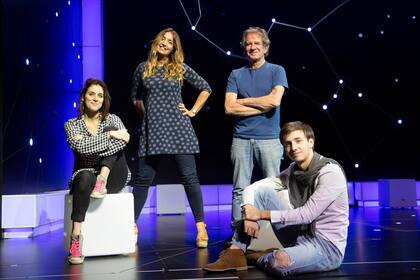 Melania Lenoir, Carla Calabrese, Pablo Alarcon e Inaki Aldao, protagonistas y directora de El curioso incidente del perro a medianoche.