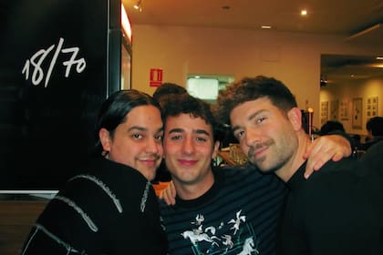 Pablo Alborán disfrutando con amigos en el cumpleaños de su novio
(Foto: @juansesmaa)